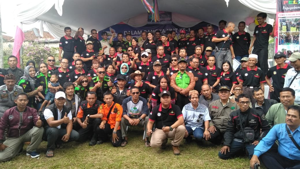 Acara perayaan HUT ke -1 Rakom Paguyuban Elang Indah (PELANGI) Ketua RAPI wilayah 31 kota Sukabumi yang di wakili oleh bapak Ade Setiawan (JZ 10 MOV) menghadiri acara perayaan HUT ke -1 Rakom PELANGI di sekretariat Kp Nyangkokot RT 02/ RW 11 desa Perbawati kec/kab Sukabumi,Minggu (19/01)  Siang. Paguyuban Elang Indah (Pelangi) merupakan sebuah perkumpulan para pencinta radio konvensional yang tetap komit berada dijalurnya, ditengah pesatnya perkembangan teknologi informasi saat ini. Paguyuban ini memiliki anggota terbanyak yang berada di Kordes Sukabumi Kota dan Kabupaten Bagian utara dan meluas sampai ke wilayah Selatan Saat ini anggota paguyuban telah berjumlah sebanyak 200 orang.Ketua Paguyuban JZ10 MOV bapak Deni Priyandi(kang Oge) dalam pidatonya mengucapkan selamat ulang tahun kepada seluruh anggota paguyuban. Meskipun menggemari teknologi radio konvensional, seluruh anggota paguyuban hendaknya tetap mengikuti perkembangan teknologi IT dan alat komunikasi modern saat ini. Selain itu anggota wajib menguasai  teknik elektronika radio yang ada , dengan demikian akan tetap bisa menjalankan tugas sebagai cadangan nasional dibidang komunikasi radio terutama dalam kondisi bencana.dalam acara yang di hadiri 250 orang terdiri dari Babinsa Koramil 0705 ,Bhabinkamtibmas Polsek Kec Sukabumi ,BPBD, ORARI,RAPI wil 31,dan Perwakilan dari Paguyuban paguyuban Brajaprana ,SPS ,052Nagrag dan simpatisan Kegiatan yang dilaksanakan dari hari Sabtu sampai Minggu Bakti sosial Penghijauan penanaman Pohon,Donor darah , pengobatan terapi tradisional.serta  diramaikan dengan berbagai acara Doupres undian dan acara hiburan.